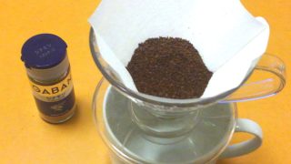 シナモンの上にコーヒー