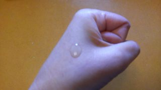 オルビスクリア化粧水手に