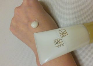 絹蜜オールインワンジェル手の甲に